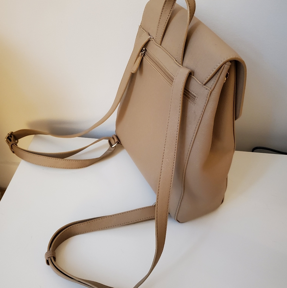 Backpack - Picture 3 of 4